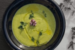 Zucchini Suppe mit frischer Minze und Sauerrahm