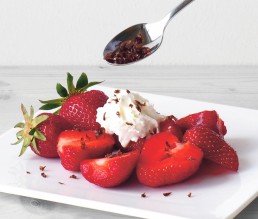 BioGourmet Rezept Erdbeeren mit Aceto-Balsamico-Raspeln und Schlagsahne
